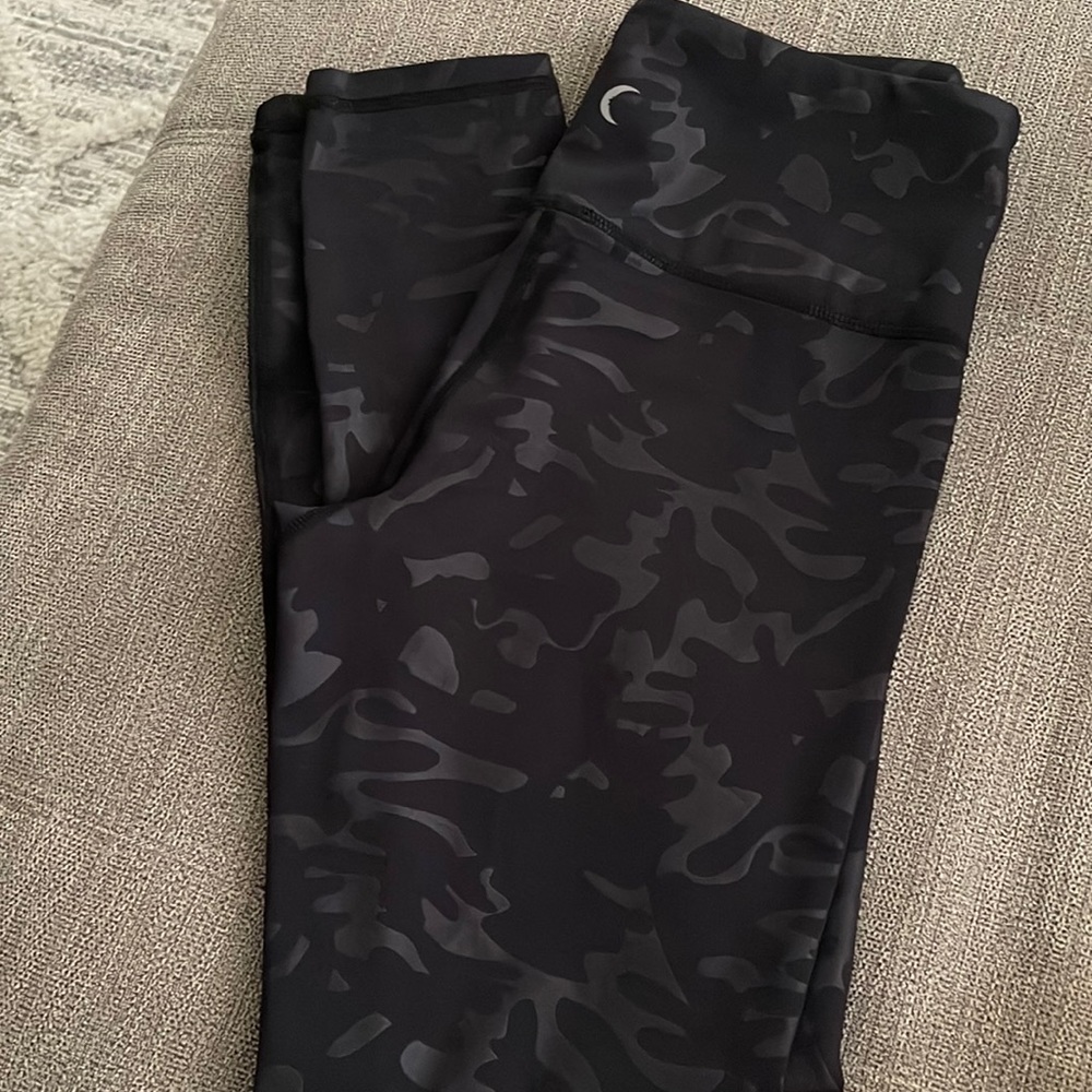 Zyia Light n Tight Black Camo 7/8 Leggings